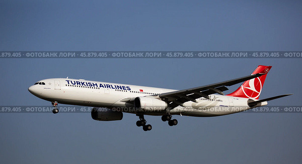 Barcelona, Spain - January 24, 2020: Plane Turkish Airlines airline lands on the runway in an aeroport El Prat city of Barcelona. Редакционное фото, фотограф Яков Филимонов / Фотобанк Лори