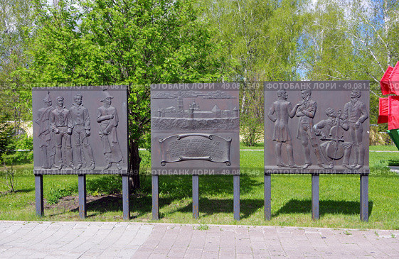 Барельеф памяти декабристов Тобольска. Тюменская область, Тобольск, аллея Жён Декабристов. Редакционное фото, фотограф Алексей Иванов / Фотобанк Лори