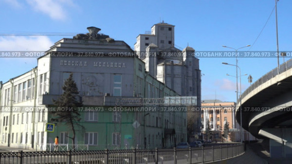 Барельеф Владимира Ильича Ленина на Здании фабричного управления Невская мельница  ОАО. Административное здание, Санкт-Петербург, Россия.Bas-relief of Vladimir Ilyich Lenin on the Building of the factory management of the flour mill Neva Mill JSC. Administration Building, Saint Petersburg, Russia (2022 год). Стоковое видео, видеограф Куликов Константин / Фотобанк Лори