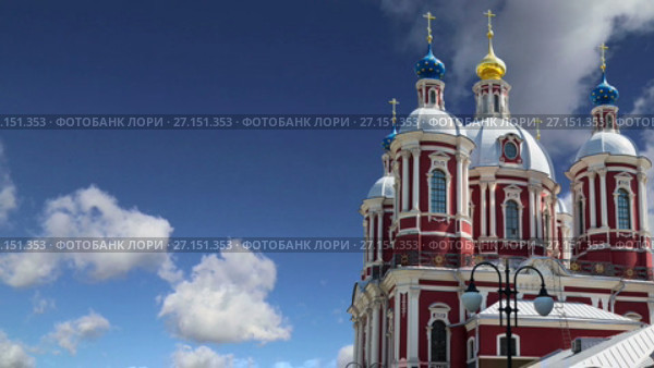 Барочная церковь Святого Климента в Москве, Россия. Этот большой церковный комплекс был построен в 18 веке. (2017 год). Стоковое видео, видеограф Владимир Журавлев / Фотобанк Лори