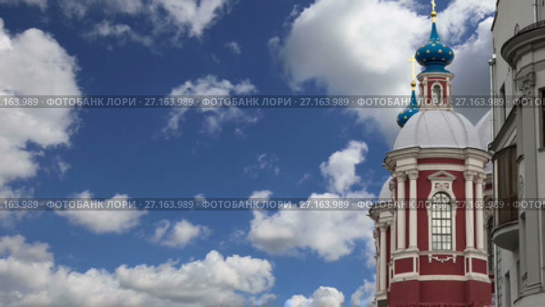 Барочная церковь Святого Климента в Москве, Россия. Этот большой церковный комплекс был построен в 18 веке. (2017 год). Стоковое видео, видеограф Владимир Журавлев / Фотобанк Лори
