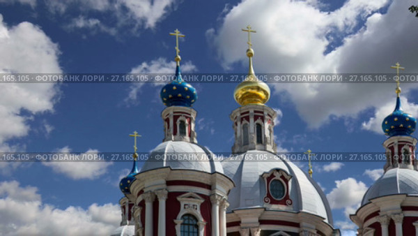 Барочная церковь Святого Климента в Москве, Россия. Этот большой церковный комплекс был построен в 18 веке. (2017 год). Стоковое видео, видеограф Владимир Журавлев / Фотобанк Лори