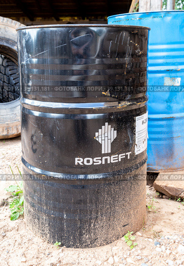 Barrel of Rosneft motor oil with brand logo (2022 год). Редакционное фото, фотограф FotograFF / Фотобанк Лори