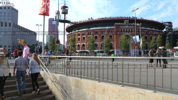 Барселона - 10 октября 2015: Метро Площадь Испании, Торговый центр Las Arenas Shopping Малл и много людей 10 октября 2015, Барселона, Каталония, Испания. Редакционное видео, видеограф Ekaterina Andreeva / Фотобанк Лори