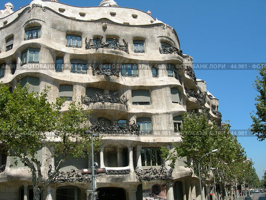 Барселона. Дом Мила (Casa Mila, La Pedrera) (2006 год). Редакционное фото, фотограф E. O. / Фотобанк Лори