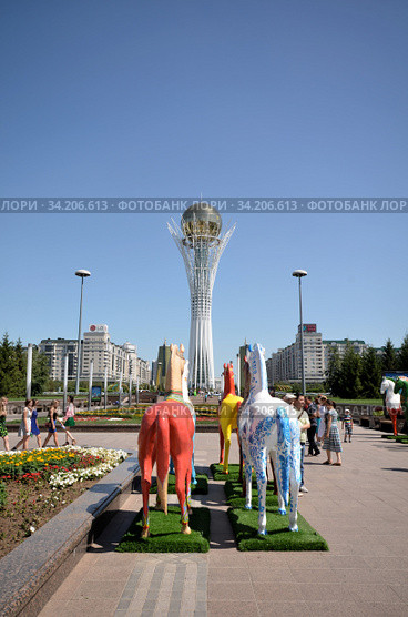 Башня "Байтерек" в Нур-Султане, символ Казахстана (2015 год). Редакционное фото, фотограф Александр Карпенко / Фотобанк Лори