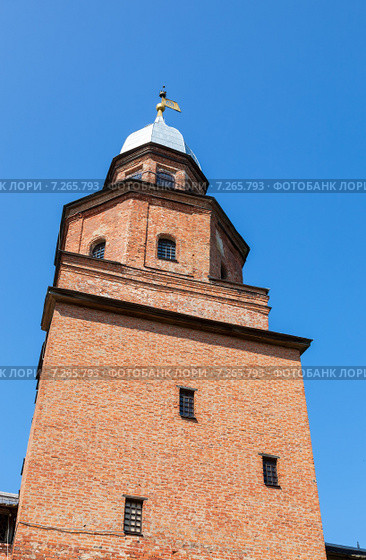 Башня Кокуй Новгородского кремля на фоне неба в солнечный день. Стоковое фото, фотограф FotograFF / Фотобанк Лори
