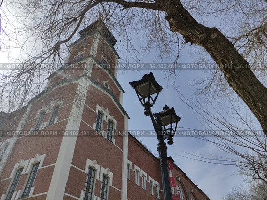 Башня с курантами в центре Оренбурга (2021 год). Стоковое фото, фотограф Светлана Березуцкая / Фотобанк Лори