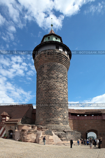 Башня Синвельтурм (Sinwellturm) или «Круглая Башня» Нюрнбергского замка - Бург (Nürnberger Burg). Нюрнберг. Германия. (2015 год). Стоковое фото, фотограф Сергей Афанасьев / Фотобанк Лори