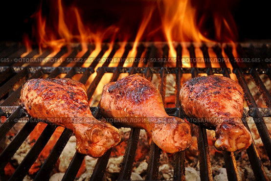 BBQ Chicken Legs Roasted On The Hot Flaming Charcoal Grill, Top View Close Up. Стоковое фото, агентство Ingram Publishing / Фотобанк Лори