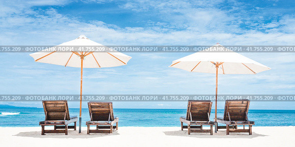 Beach chairs on the white sand beach with beautiful cloudy. Стоковое фото, фотограф Евдокимов Максим / Фотобанк Лори