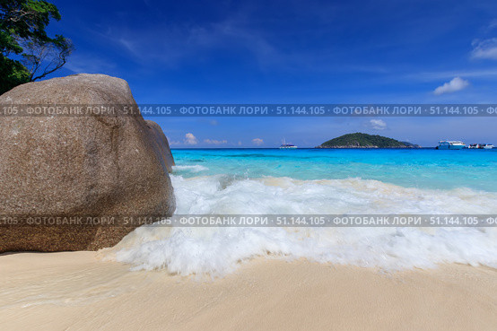 Beach on the Similan Islands on a sunny day. Стоковое фото, фотограф Емельянов Евгений Викторович / Фотобанк Лори