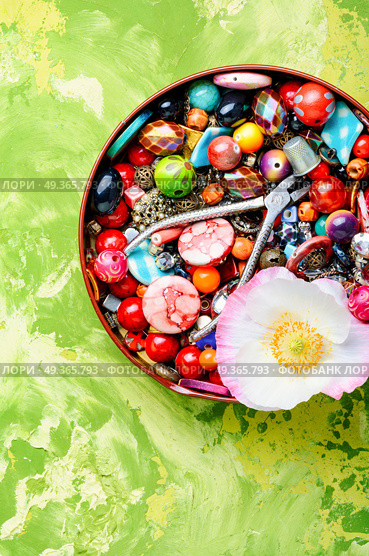 Beads and poppy. Huge collection of women’s trinkets, beads, jewelry, rhinestones and bijouterie. Стоковое фото, агентство Ingram Publishing / Фотобанк Лори