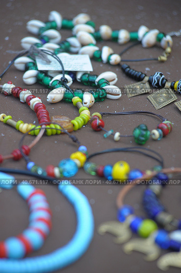 Beads with seashells on the table. Стоковое фото, фотограф Анна Кривицкая / Фотобанк Лори