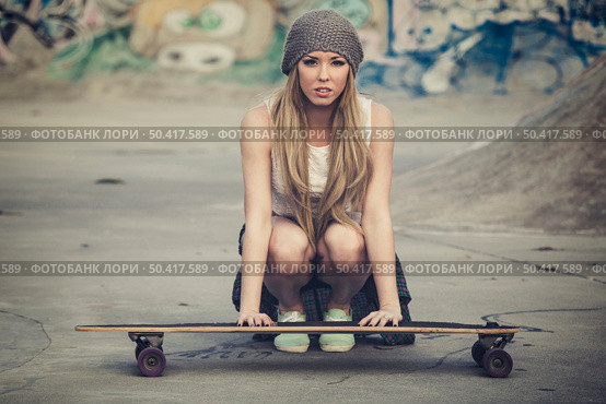 Beautiful and sexy street girl with her skateboard. Стоковое фото, агентство Ingram Publishing / Фотобанк Лори