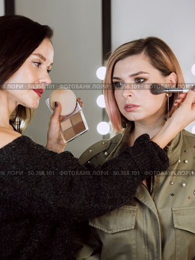 beautiful artist applying blush model. Стоковое фото, агентство Ingram Publishing / Фотобанк Лори