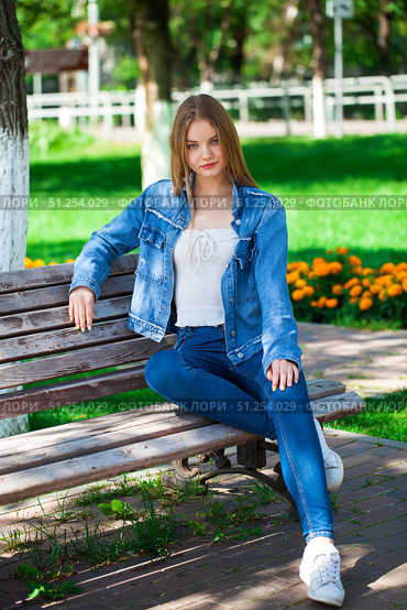 Beautiful blonde girl in denim jacket and blue jeans. Стоковое фото, фотограф Андрей Аркуша / Фотобанк Лори