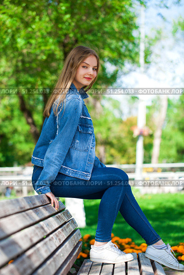 Beautiful blonde girl in denim jacket and blue jeans. Стоковое фото, фотограф Андрей Аркуша / Фотобанк Лори