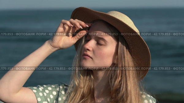 Beautiful blonde woman with closed eyes gently touches her face and hair and then looking at camera. Стоковое видео, видеограф А. А. Пирагис / Фотобанк Лори