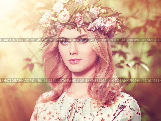 Beautiful blonde woman with flower wreath on her head. Beauty girl with flowers hairstyle. Girl in a summer forest. Fashion photo. Стоковое фото, агентство Ingram Publishing / Фотобанк Лори