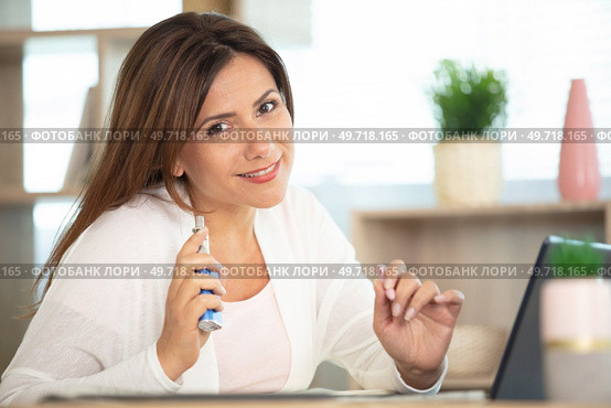 beautiful brunette smokes electronic cigarette. Стоковое фото, агентство Ingram Publishing / Фотобанк Лори