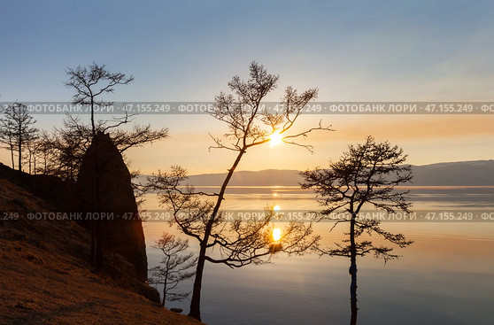 Beautiful calm landscape of Baikal Lake on a May evening. View from the shore of Olkhon Island to the scenic sunset over the Small Sea. Natural background. Spring travels and outdoor recreation. Стоковое фото, фотограф Виктория Катьянова / Фотобанк Лори