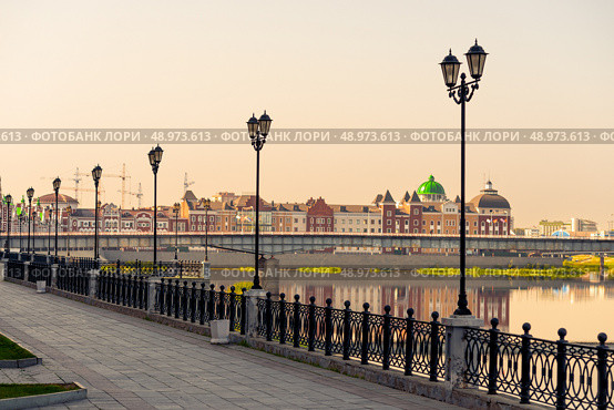 Beautiful cast iron fence on the Bruges embankment in Yoshkar-Ola (2022 год). Стоковое фото, фотограф Константин Лабунский / Фотобанк Лори