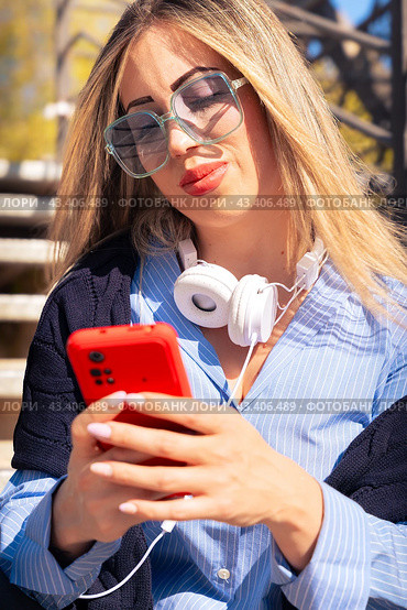 Beautiful caucasian woman with surfing the internet on smartphone.Vertical. Стоковое фото, фотограф Raquel Corcoles Mendez / Фотобанк Лори