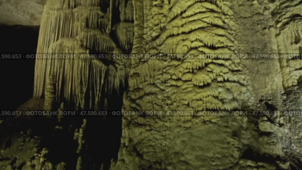 Beautiful cave with stalactites. Стоковое видео, видеограф Михаил Коханчиков / Фотобанк Лори