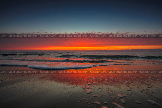 Beautiful cloudscape over the sea, sunrise shot. Стоковое фото, агентство Ingram Publishing / Фотобанк Лори