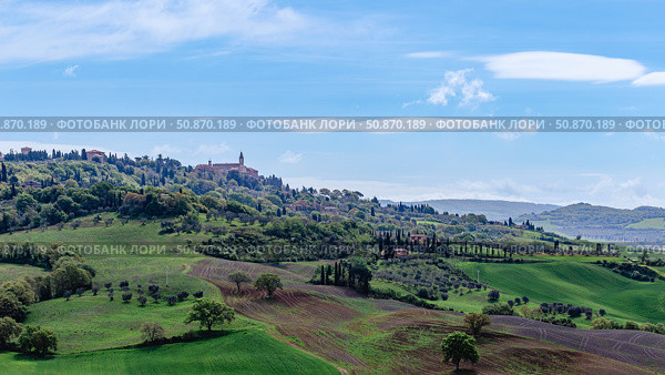 Beautiful countryside landscape showcasing a Tuscan village under a bright blue sky (2015 год). Стоковое фото, фотограф Татьяна  Бральнина / Фотобанк Лори