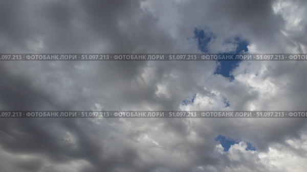 Beautiful dark dramatic sky with stormy clouds before rain or snow. Thunderstorm heaven landscape. Timelapse. Стоковое фото, фотограф Feruza Tashmetova / Фотобанк Лори