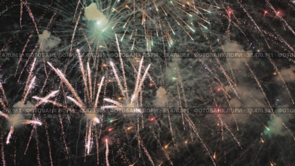 Beautiful fireworks at night over the city. Стоковое видео, видеограф Mikhail Davidovich / Фотобанк Лори