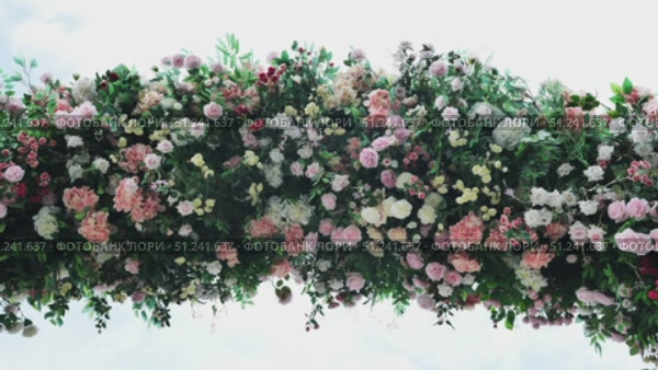 Beautiful flower arrangement hanging from ceiling creating stunning floral decoration. Стоковое видео, видеограф Mikhail Davidovich / Фотобанк Лори