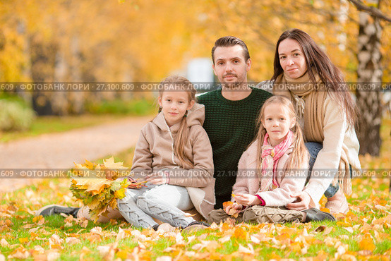 Beautiful happy family of four in autumn day outdoors. Стоковое фото, фотограф Дмитрий Травников / Фотобанк Лори