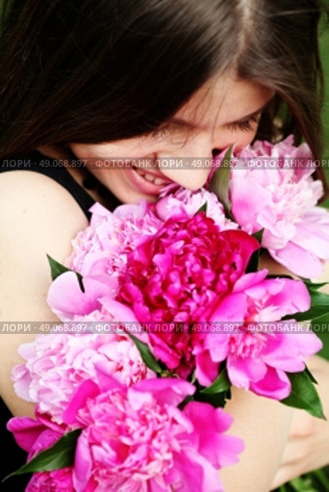 Beautiful hippy bohemian fashion style model in beautiful lake environment. Brunette woman with flowers enjoying nature against nature background. Стоковое фото, агентство Ingram Publishing / Фотобанк Лори