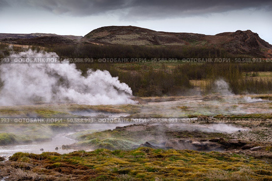 Beautiful Icelandic landscape with geysir.. Beautiful Icelandic landscape with geysir. Стоковое фото, агентство Ingram Publishing / Фотобанк Лори