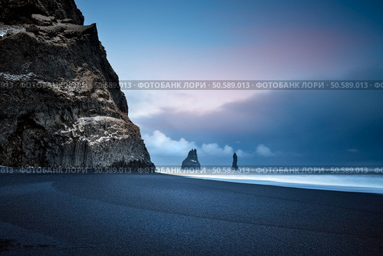 Beautiful Landscape of a Famous Black Pebbles Beach. Amazing View on the Basalt Cliffs in the Sea. Vik Myrdal. Iceland. Стоковое фото, агентство Ingram Publishing / Фотобанк Лори