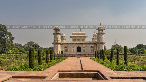 Beautiful marble tomb of Itmad-Ud-Daulah against the blue sky. Symmetrical mausoleum with domes, minarets, arches. There are ornaments on the walls, inlaid with precious stones. India. Agra (2022 год). Стоковое фото, фотограф Вера Ивановна Кубарева / Фотобанк Лори