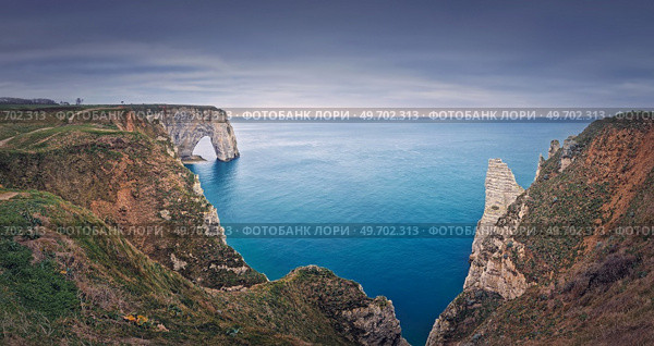 Beautiful panorama of the Porte d’Aval natural arch at Etretat famous cliffs, Normandy, France. Стоковое фото, агентство Ingram Publishing / Фотобанк Лори