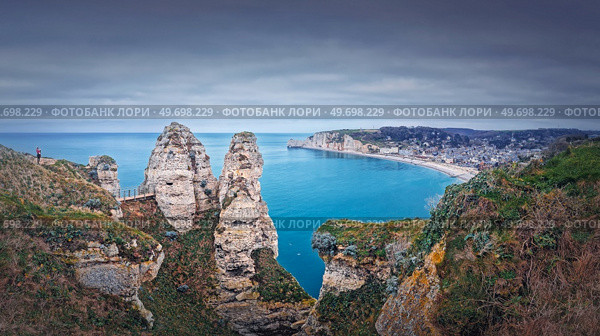Beautiful panoramic view to the Etretat village and beach resort from the famous Falaise d’Aval cliffs in Normandy, France. Стоковое фото, агентство Ingram Publishing / Фотобанк Лори