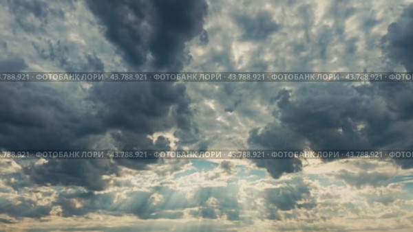 Beautiful skyscape with clouds at evening. Стоковое видео, видеограф Илья Шаматура / Фотобанк Лори