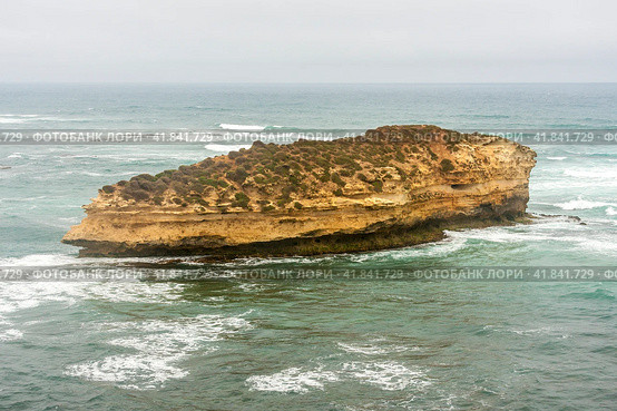 Beautiful small island near Great Ocean Road , Port Campbell National Park, Australia (2009 год). Стоковое фото, фотограф VittoriaChe / Фотобанк Лори