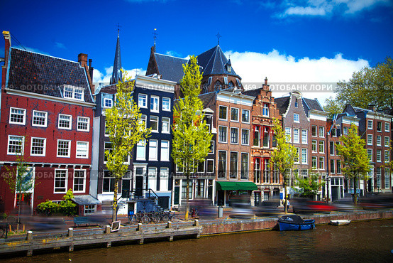 Beautiful view of Amsterdam canals with bridge and typical dutch houses. Holland. Стоковое фото, агентство Ingram Publishing / Фотобанк Лори