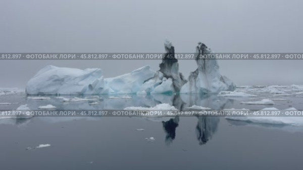 Beautiful view of icebergs in Antarctica. Стоковое видео, видеограф Vladimir / Фотобанк Лори