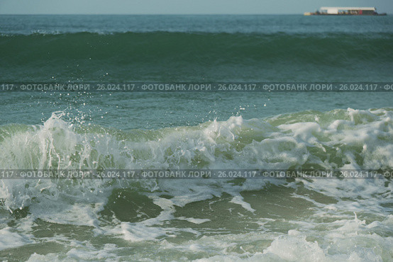 Beautiful waves of South China Sea on Dadonghai beach. Стоковое фото, фотограф Юлия Машкова / Фотобанк Лори