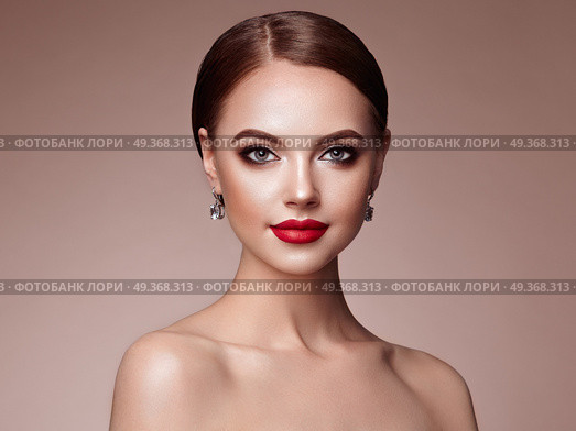 Beautiful woman face with perfect makeup. Beautiful Young Woman with Clean Fresh Skin. Perfect Makeup. Beauty Fashion. Eyelashes. Cosmetic Eyeshadow. Highlighting. Cosmetology, Beauty and Spa. Стоковое фото, агентство Ingram Publishing / Фотобанк Лори