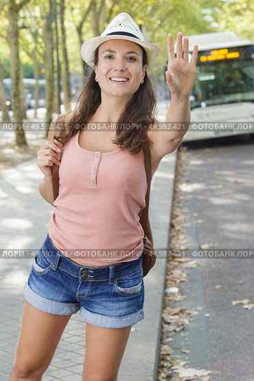beautiful woman trying to catch taxi. Стоковое фото, агентство Ingram Publishing / Фотобанк Лори