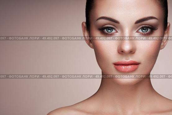 Beautiful Woman with Extreme Long False Eyelashes. Eyelash Extensions. Makeup, Cosmetics. Beauty, Skincare. Стоковое фото, агентство Ingram Publishing / Фотобанк Лори