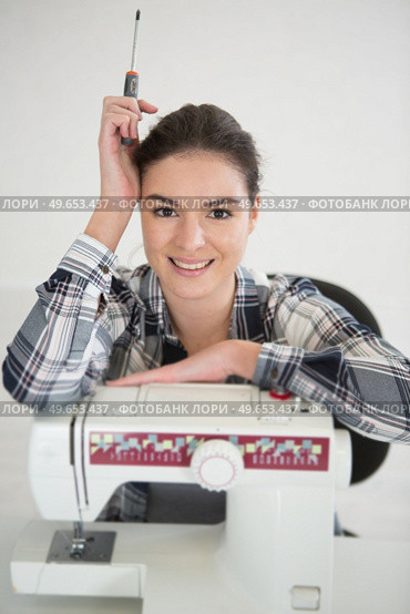 beautiful young dressmaker in workroom. Стоковое фото, агентство Ingram Publishing / Фотобанк Лори